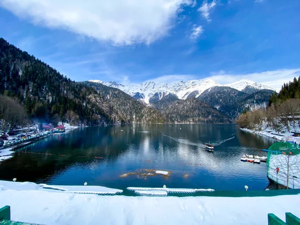 Prachtig uitzicht op het meer van Ritsa in Abchazië, Georgië — Stockfoto