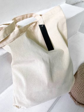 Yeni beyaz taşıma çantası veya boş etiketli bir müşteri