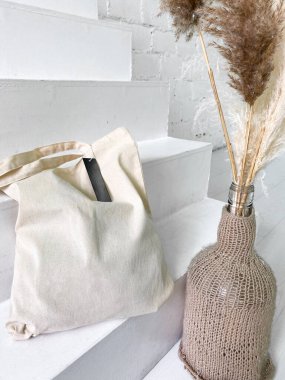 Yeni beyaz taşıma çantası veya boş etiketli bir müşteri