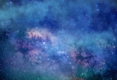 Yıldızlı renkli Samanyolu arka planına sahip gece manzarası. Yazın yıldızlı gökyüzü. Güzel Evren. Boşluk