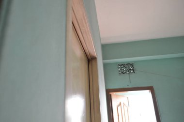 Modern bir apartmanın içinde.