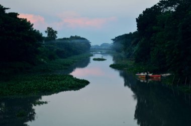 Berrak Nehir Sahnesi Bulutlu Bir Gün 'de Dolu Yeşillikler ve Doğal Güzelliklerle çevrili