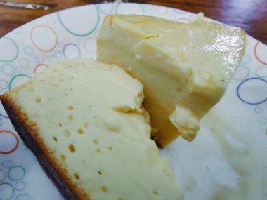 Hafif bir tatlı ya da kahvaltılık bir lokma olduğunu düşündüren, içinde hava deliklerinin olduğu soluk sarı kek küpleri olan bir makro çekim. Yemek tasarımı, yemek tarifleri ve abur cubur tasvirleri için ideal..