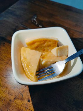 Hafif bir tatlı ya da kahvaltılık bir lokma olduğunu düşündüren, içinde hava deliklerinin olduğu soluk sarı kek küpleri olan bir makro çekim. Yemek tasarımı, yemek tarifleri ve abur cubur tasvirleri için ideal..