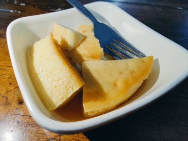 Hafif bir tatlı ya da kahvaltılık bir lokma olduğunu düşündüren, içinde hava deliklerinin olduğu soluk sarı kek küpleri olan bir makro çekim. Yemek tasarımı, yemek tarifleri ve abur cubur tasvirleri için ideal..