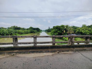 Kırsal bölgedeki nehir üzerinde köprü.