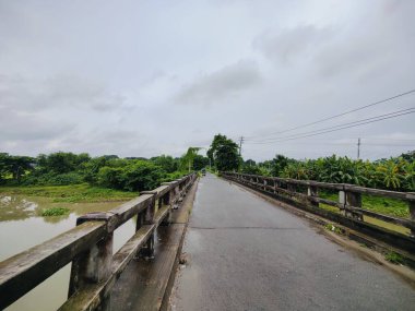 Tayland kırsalından geçen yol.