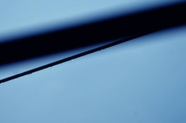 Arabanın camına yağmur damlaları, fotoğrafa yakın çekim.