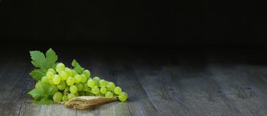 Siyah arkaplanda yeşil üzümler