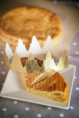 Kral pastası, galette des rois ve tacını yakın plan