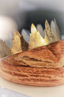 Kral pastası, galette des rois ve tacını yakın plan