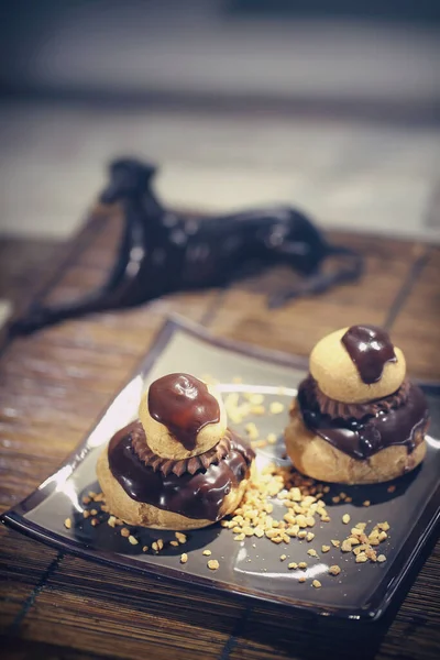 Religioso Pastelería Chocolate Francés Una Mesa —  Fotos de Stock