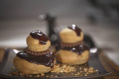 Dindar, Fransız çikolatalı hamur işi.