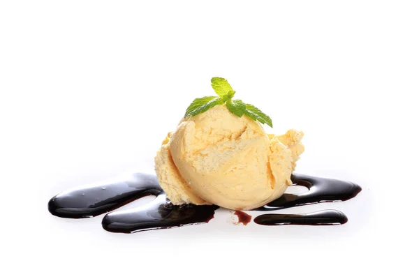Ванільне Морозиво Ізольоване Білому Тлі Шоколадні Куліси — стокове фото