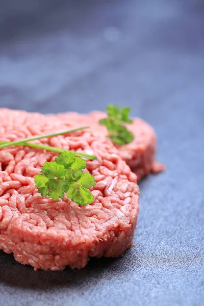 Red Burger Hús Közelkép Fekete Háttér — Stock Fotó