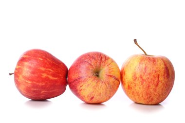 Beyaz arkaplanda elmalar