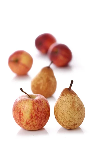 Manzana, pera sobre fondo blanco — Foto de Stock