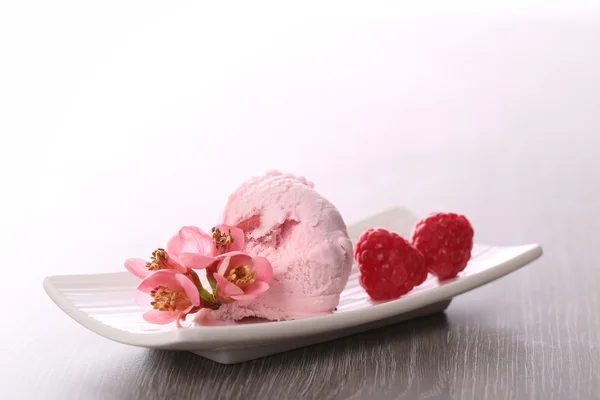 Raspberry ice cream — Stock Photo, Image