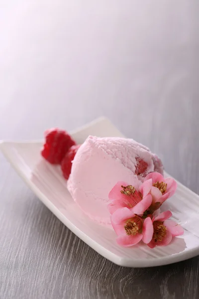 Raspberry ice cream — Stock Photo, Image