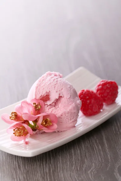 Raspberry ice cream — Stock Photo, Image