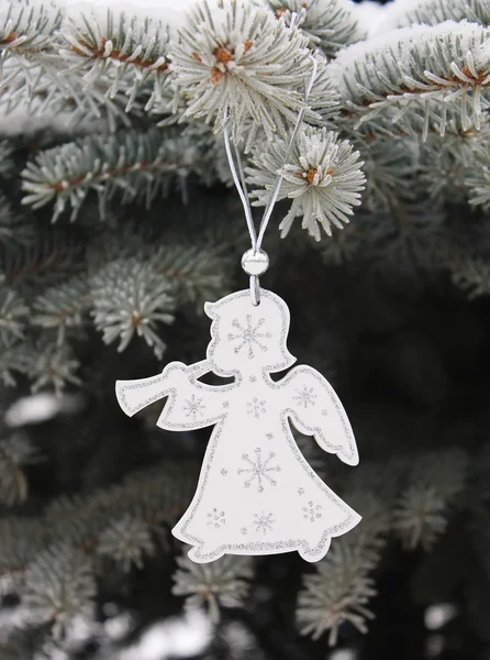 Angelo bianco di Natale con fiocchi di neve argentei sull'albero di Natale — Foto Stock