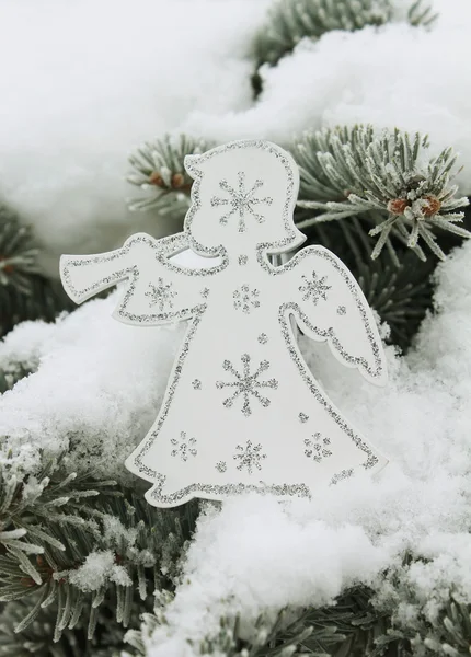 Angelo bianco di Natale con fiocchi di neve argentei sull'albero di Natale — Foto Stock