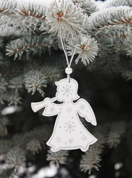 Ángel blanco de Navidad con copos de nieve plateados en el árbol de Navidad Imagen de stock