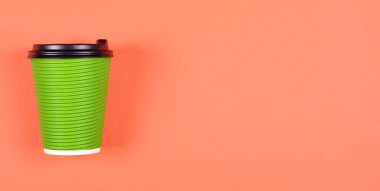 Pembe arka planda kahve fincanı.