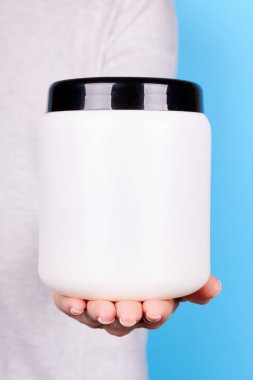 Beyaz kozmetik şişeli el..