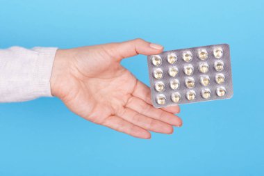 Elleri su toplamış haplarla.