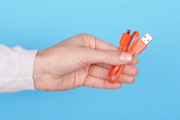 Mano Con Cable Usb Naranja — Foto de Stock