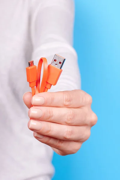 Hand Med Orange Usb Kabel — Stockfoto