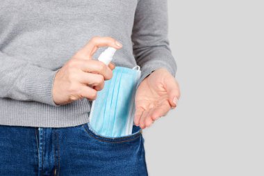 Kot pantolon cebinde ilaç koruyucu maske.