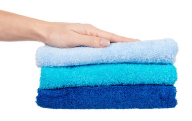 Mavi pamuklu havlular beyaz üzerine izole edilmiş..