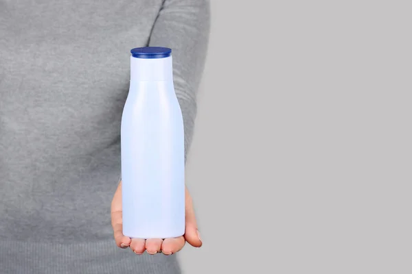 Hand Mit Blauer Lotionflasche — Stockfoto