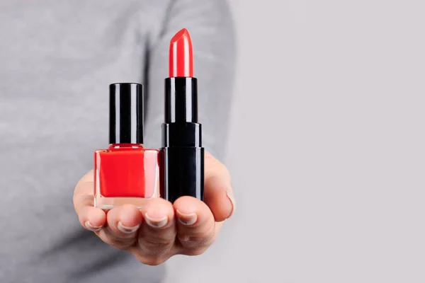 Hand Met Rode Lipstik Grijs — Stockfoto