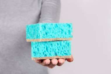 Turkuaz temizleme süngeriyle el..