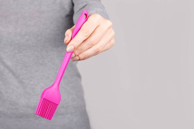 Gri üzerinde pembe arka fırça ile el.