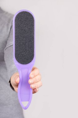 Mor bacaklı el griyi temizler..