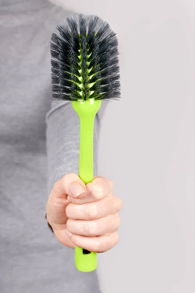 Main Avec Brosse Nettoyage Verte Sur Gris — Photo