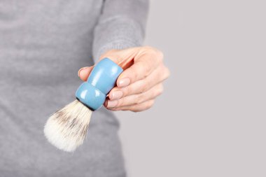 Gri renkte tıraş fırçasıyla.