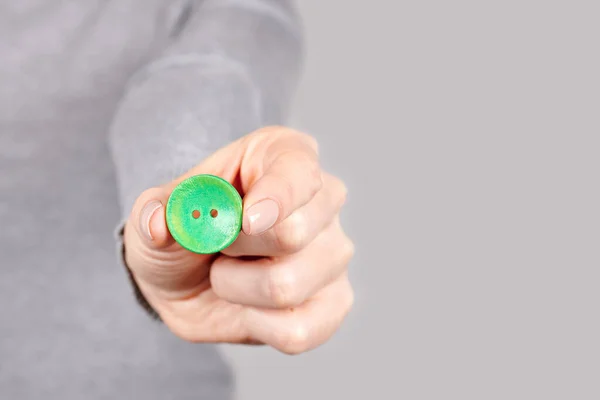 Mão Com Botão Costura Verde Cinza — Fotografia de Stock