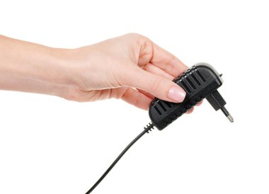 Siyah güç adaptörüyle el beyaza izole edilmiş..