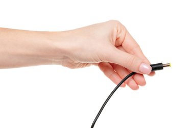 Beyaz üzerine izole siyah güç kablosu ile el.