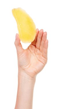 Beyaz tenli kurutulmuş mangolu atıştırmalık el..