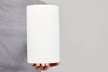 Gri üzerine kağıt havlu sarılmış bir el..