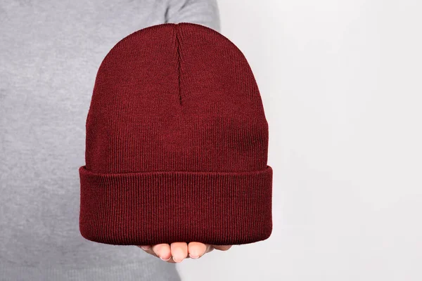 Mano Con Cappello Invernale Bordeaux Grigio — Foto Stock