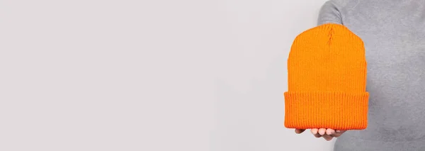 Рука Оранжевой Зимней Шляпе Сером — стоковое фото