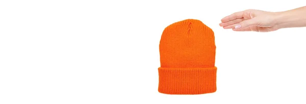 Hand Med Orange Vinter Hatt Isolerad Vitt — Stockfoto