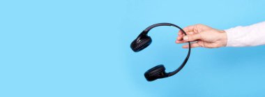 Siyah kablosuz kulaklıklarla..